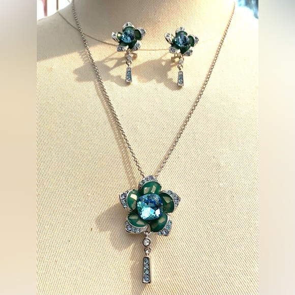 Stunning Blue/Green Swarovski Crystal Flower Necklace & Earring Set - Picture 2 of 8